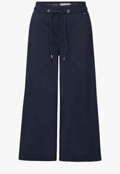 Weite, dunkelblaue Hose mit Kordelzug am Bund.